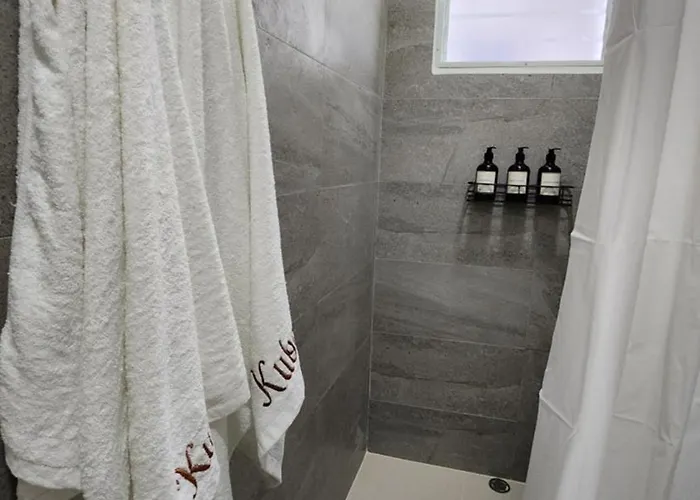 Serene Summer Close Proximity To Araneta Centre Apartahotel